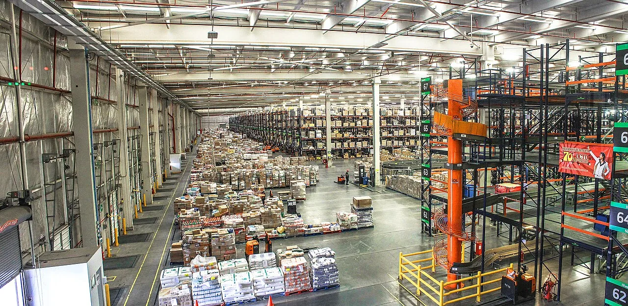 Large distribution warehouse, representative logistics image